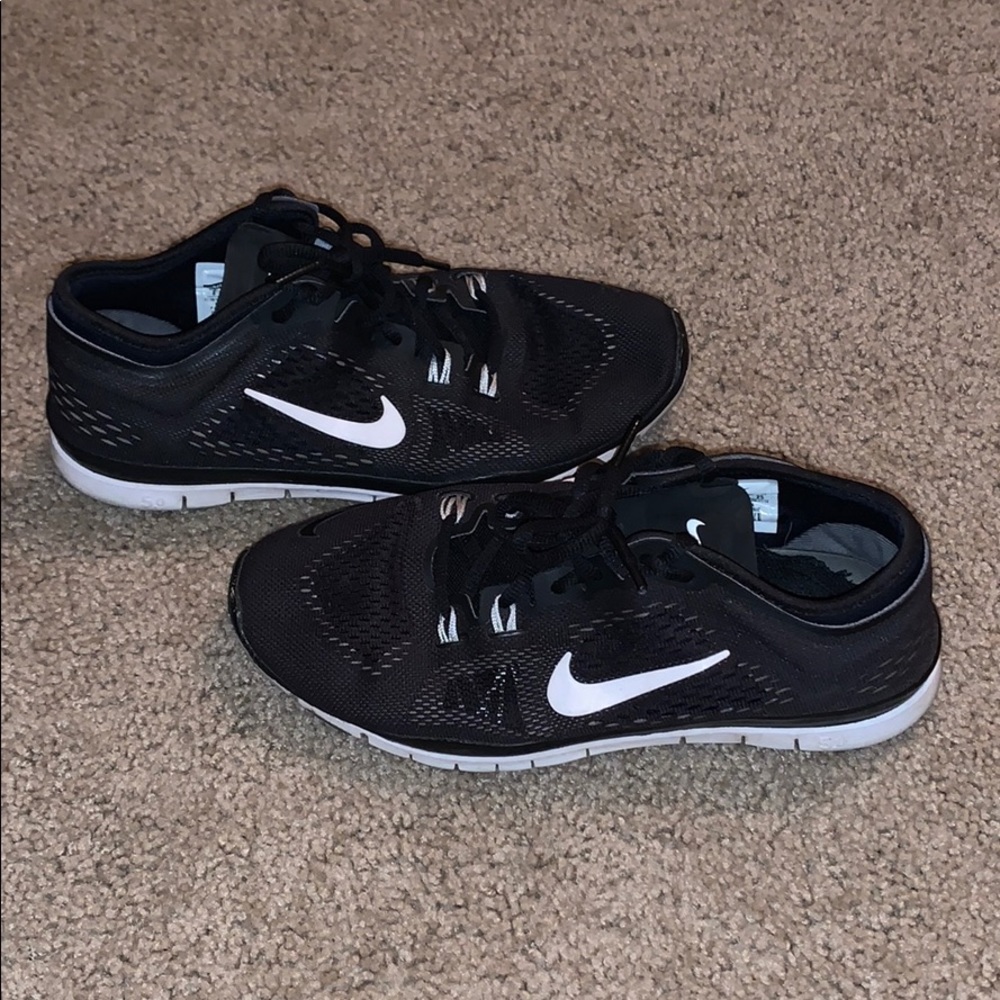 Black nike running shoes